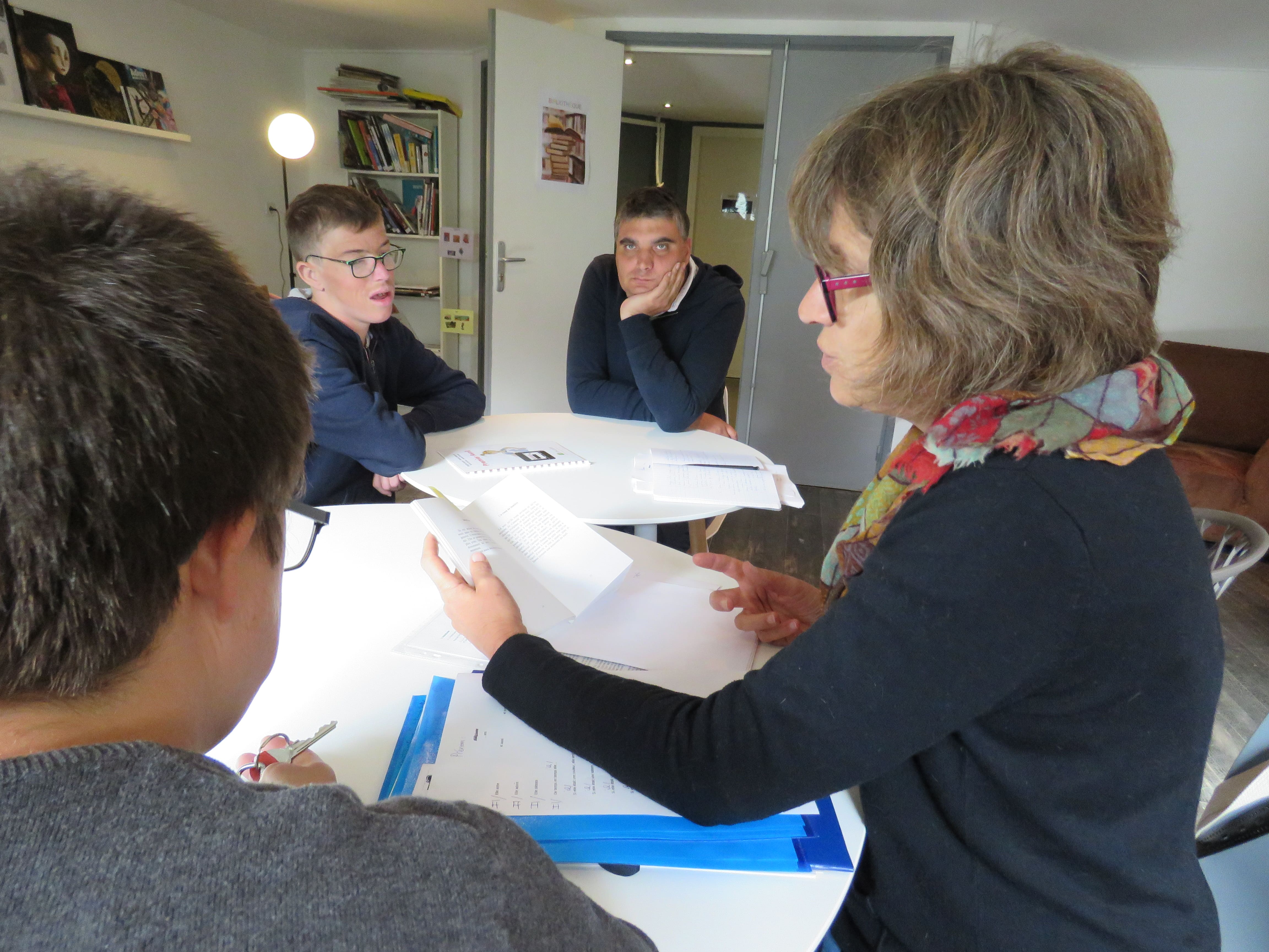 Brigitte Adgnot et les résidents du foyer de vie Les Cattelaines à Haubourdin (59) lors d'un atelier écriture. © Les Papillons Blancs de Lille